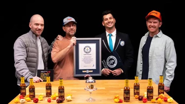 Responsável por criar as duas das pimentas mais ardentes do mundo recebe placa do Guinness pelo novo recorde