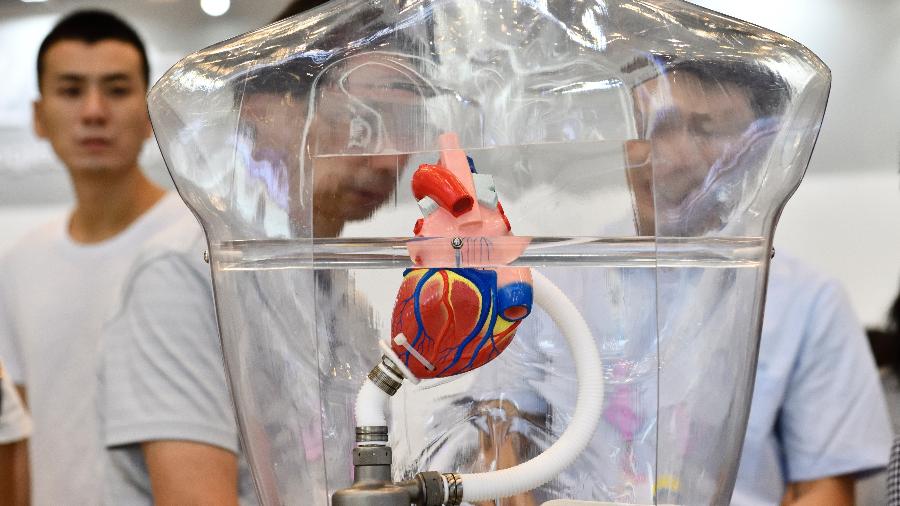 Modelo de coração artificial apresentado em exposição na China