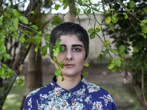 'Eu sou meu centro': em poemas, Bruna Mitrano mostra o que ninguém quis ver