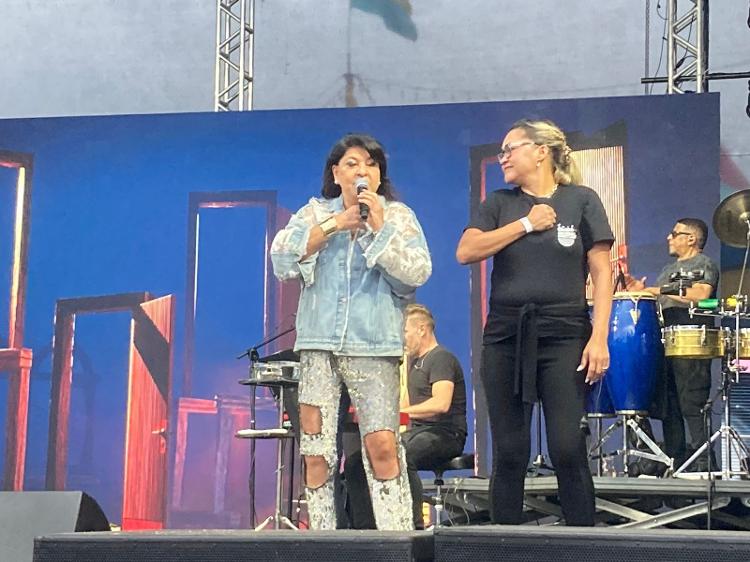 Roberta Miranda conversa com intérprete de libras em show