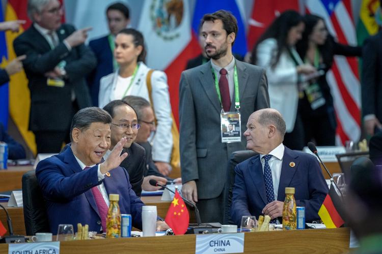 O presidente da China Xi Jinping e o chanceler alemão Olaf Scholz durante o encontro de líderes do G20 nesta segunda (18), no Rio, também vistos com as garrafinhas da marca carioca