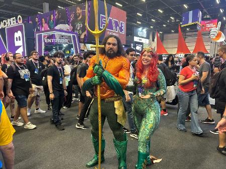 Adriano Barbosa, 41, escolheu o cosplay de Aquaman para combinar com a Mera da Patrícia Barbosa, 39, sua companheira: 'Eu fiz ela se apaixonar pelo mundo cosplay', conta