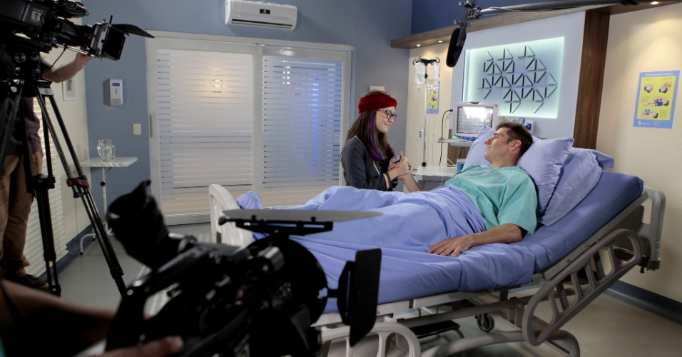 Larissa Manoela e Alexandre Barros se emocionam nas gravações das últimas cenas do ator. O personagem de Barros morre  no hospital após contrair uma bactéria