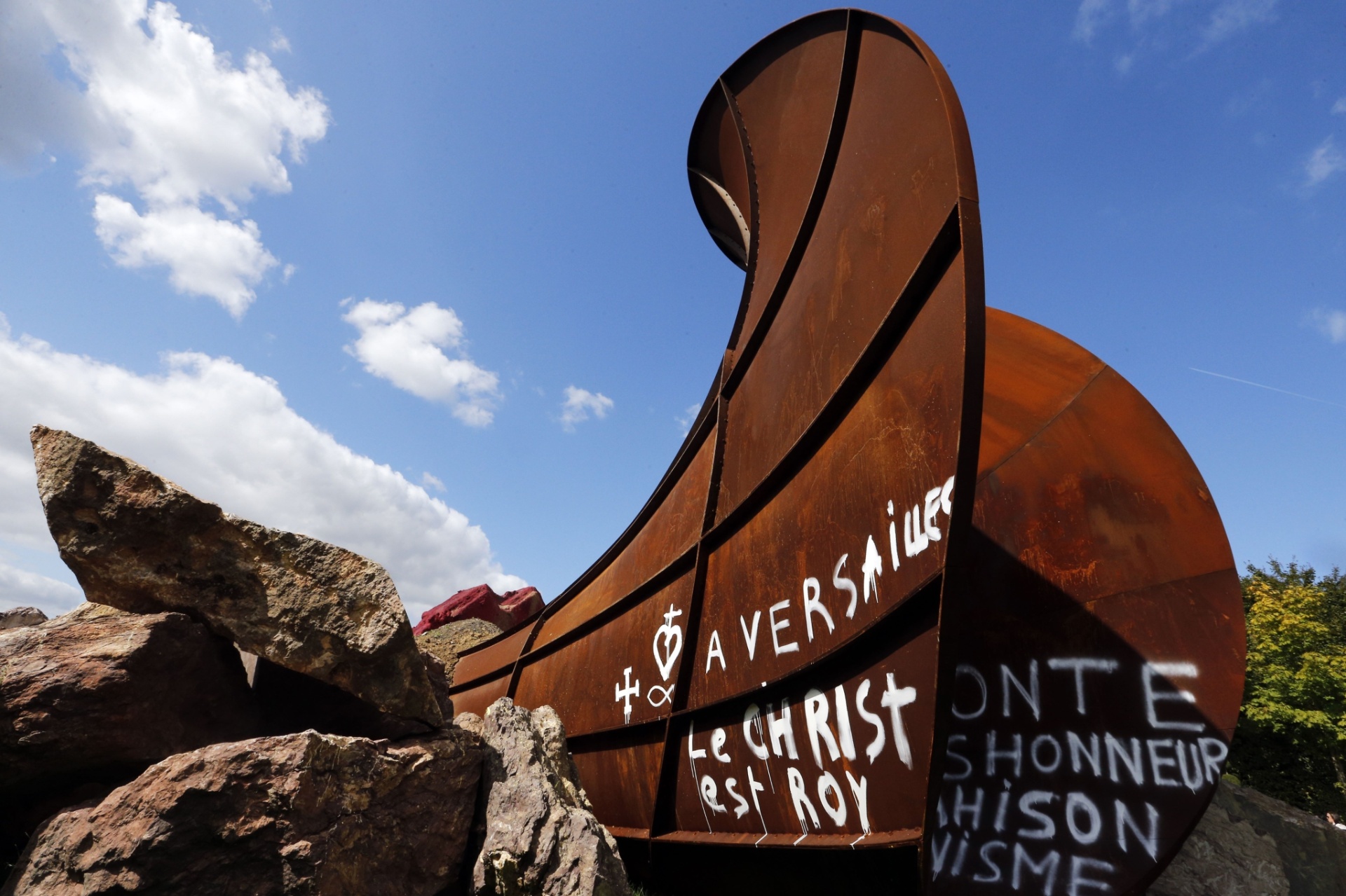 A obra "Dirty Corner", de Anish Kapoor, apelidada como "vagina da rainha" foi alvo de vandalismo no Palácio de Versalhes, na França - François Guillot/AFP Photo