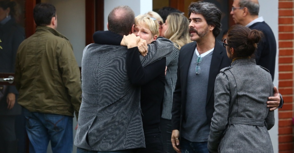 13.SET.2015 - Xuxa chora e é consolada no velório do irmão Cirano Rojabaglia