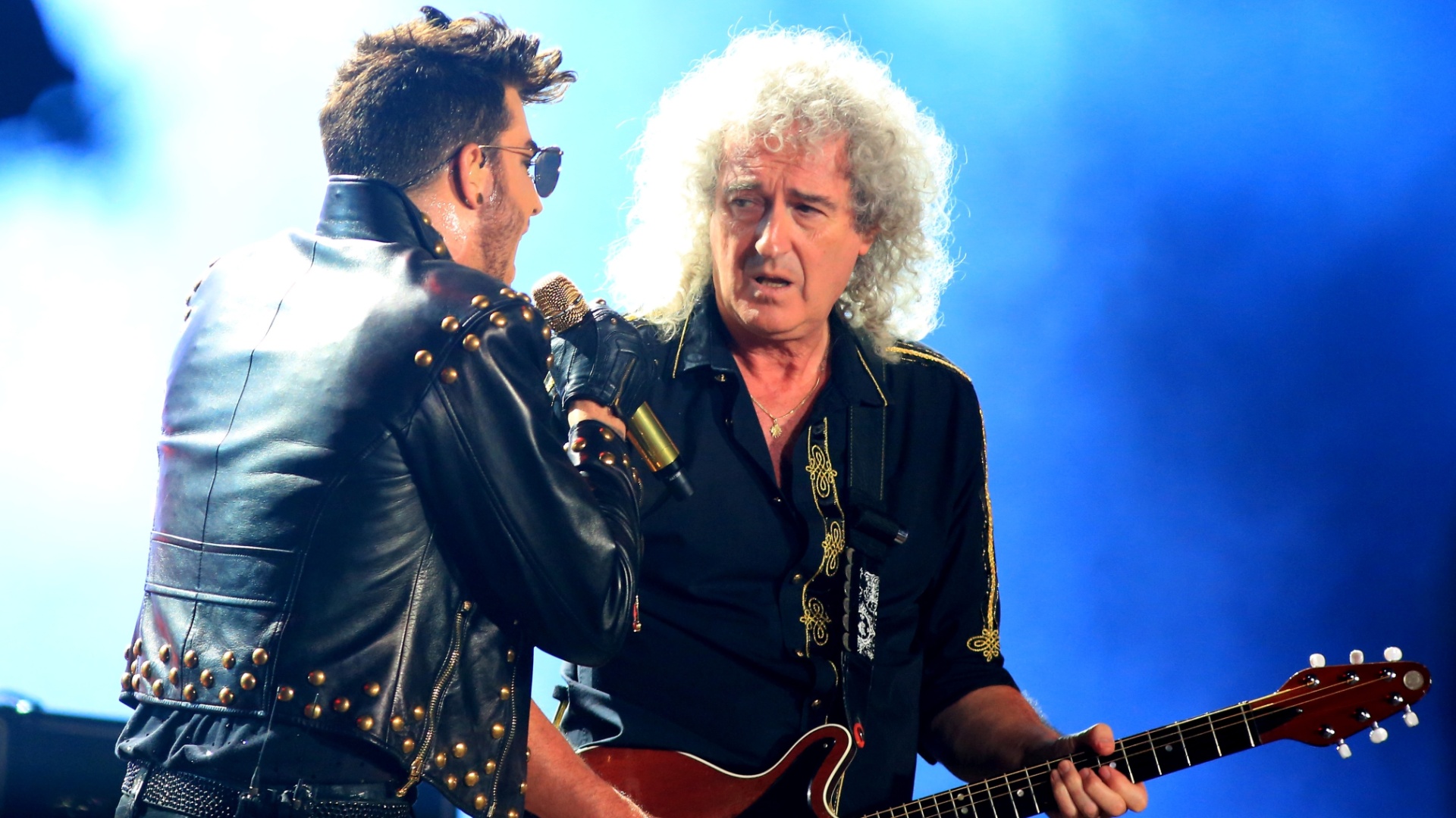18.set.2015 - Adam Lambert canta no show do Queen, com o guitarrista Brian May ao fundo, em homenagem a Freddie Mercury no Rock in Rio 2015. A banda inglesa tem longa história no festival, sendo a primeira a fechar para se apresentar em 1985 - Marco Antônio Teixeira/UOL
