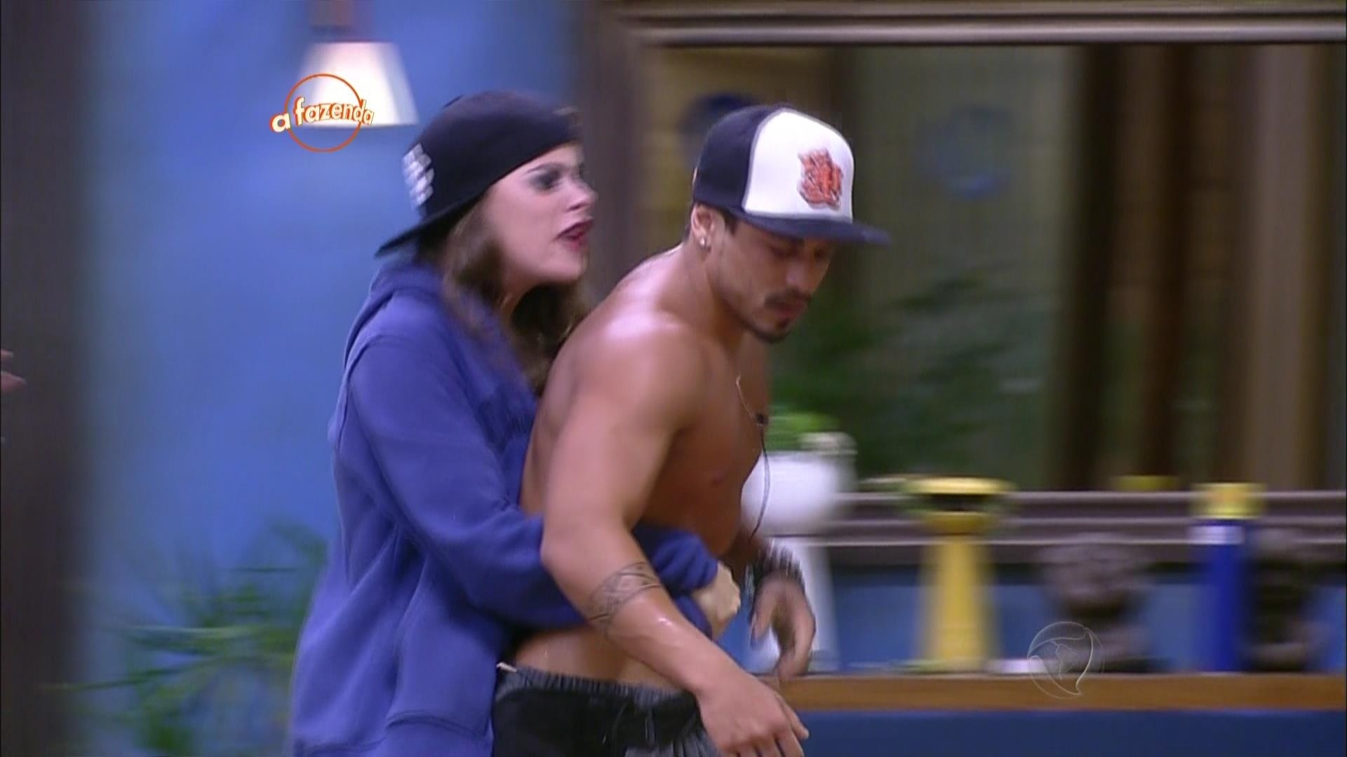 23.out.2015 - Rayanne também ajudou tentando conter Douglas - Reprodução/Record