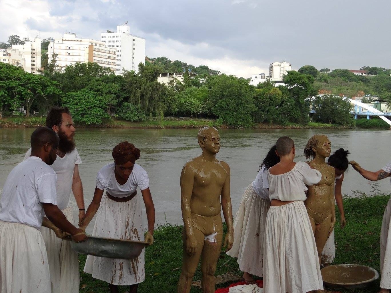 28.dez.2015 - Um grupo de atores de Barra Mansa (RJ) homenageou no rio Paraíba do Sul, às vítimas da lama que vazou de uma barragem em Mariana (MG) - Cleston Teixeira/Divulgação