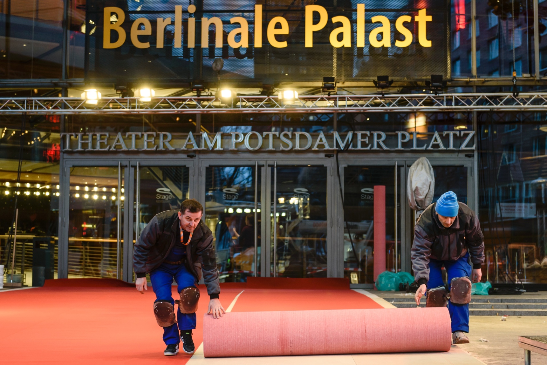 9.fev.2016 - Funcionários preparam palco principal do 66º Festival de Berlim. O Palácio Berlinale é onde acontece a entrega dos Ursos de Ouro e Prata aos filmes campeões. Neste ano, a cerimônia será no dia 20 de fevereiro. - Clemens Bilan/Getty Images