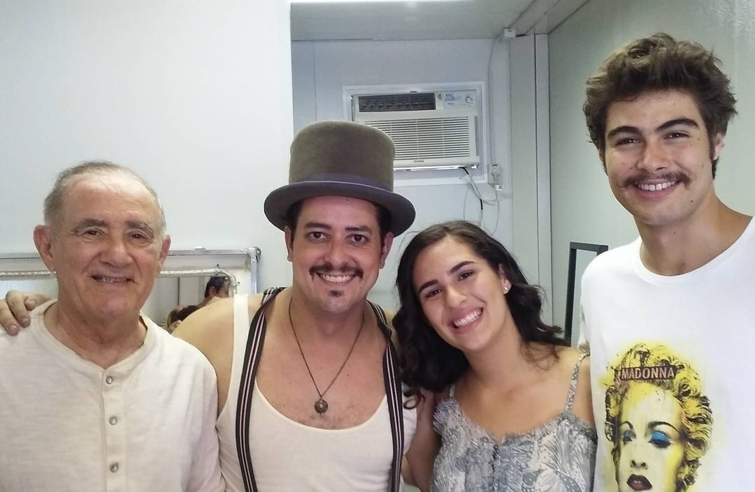 23.fev.2016 - Renato Aragão ao lado da filha, Lívian, e dos atores Will Anderson e Rafael Vitti no camarim de "Os Saltimbancos Trapalhões 2 - Rumo a Hollywood" - Reprodução/Instagram/willyand