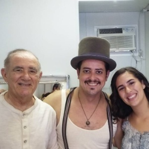 23.fev.2016 - Renato Aragão ao lado da filha, Lívian, e dos atores Will Anderson e Rafael Vitti no camarim de "Os Saltimbancos Trapalhões 2 - Rumo a Hollywood" - Reprodução/Instagram/willyand