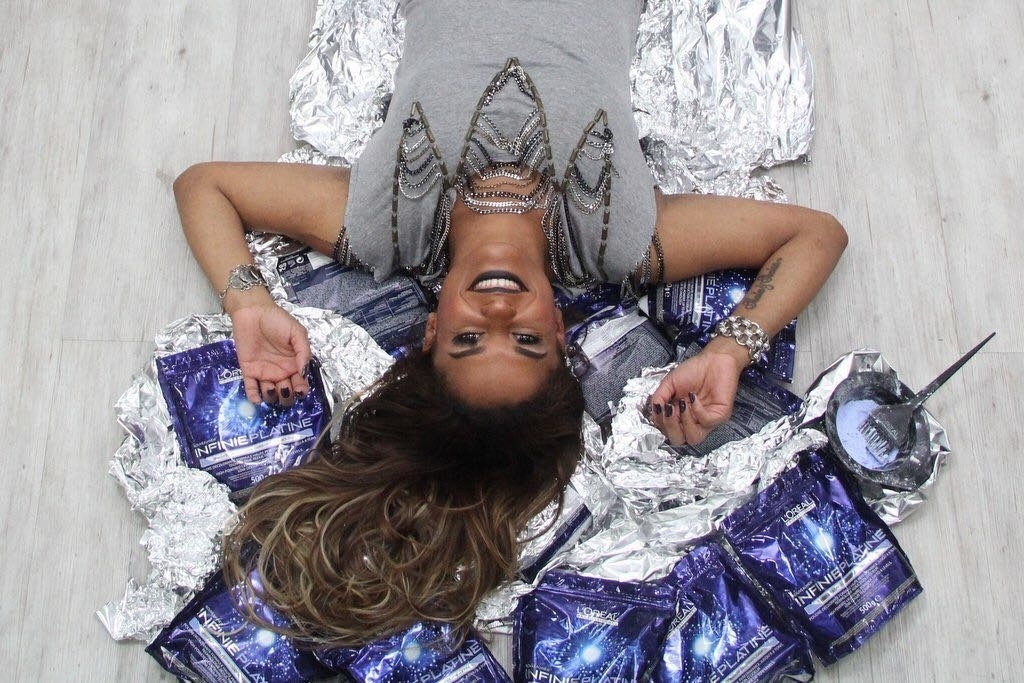 A colorista Viviane Siqueira atende várias famosas e costuma deixá-las loiríssimas. Entre as clientes estão: Viviane Araújo, Susana Vieira, Dany Bananinha, Ludmilla, Valesca Popozuda e Fabiana Karla - Arquivo Pessoal