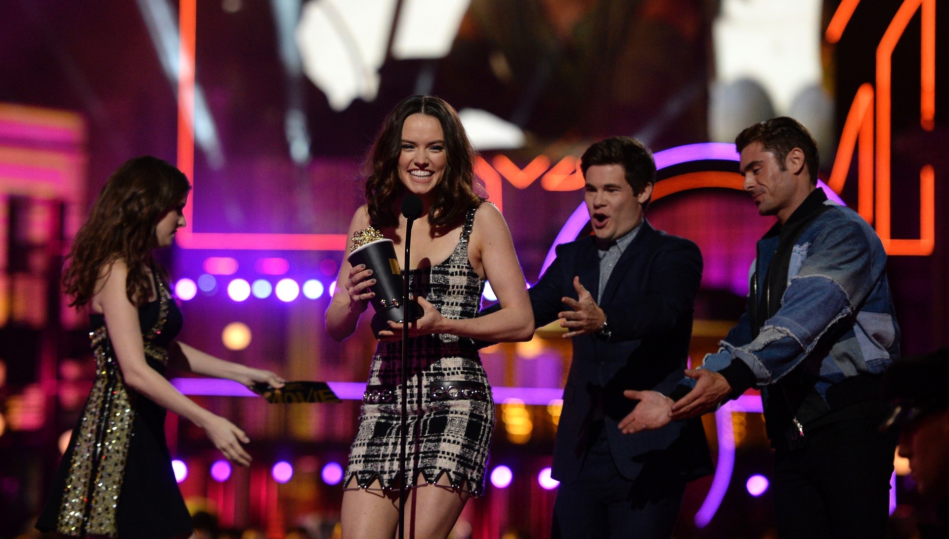 10.abr.2016 - Daisy Ridley agradece o prêmio de revelação do ano no MTV Movie Awards 2016, na Califórnia - Kevork Djansezian/Reuters