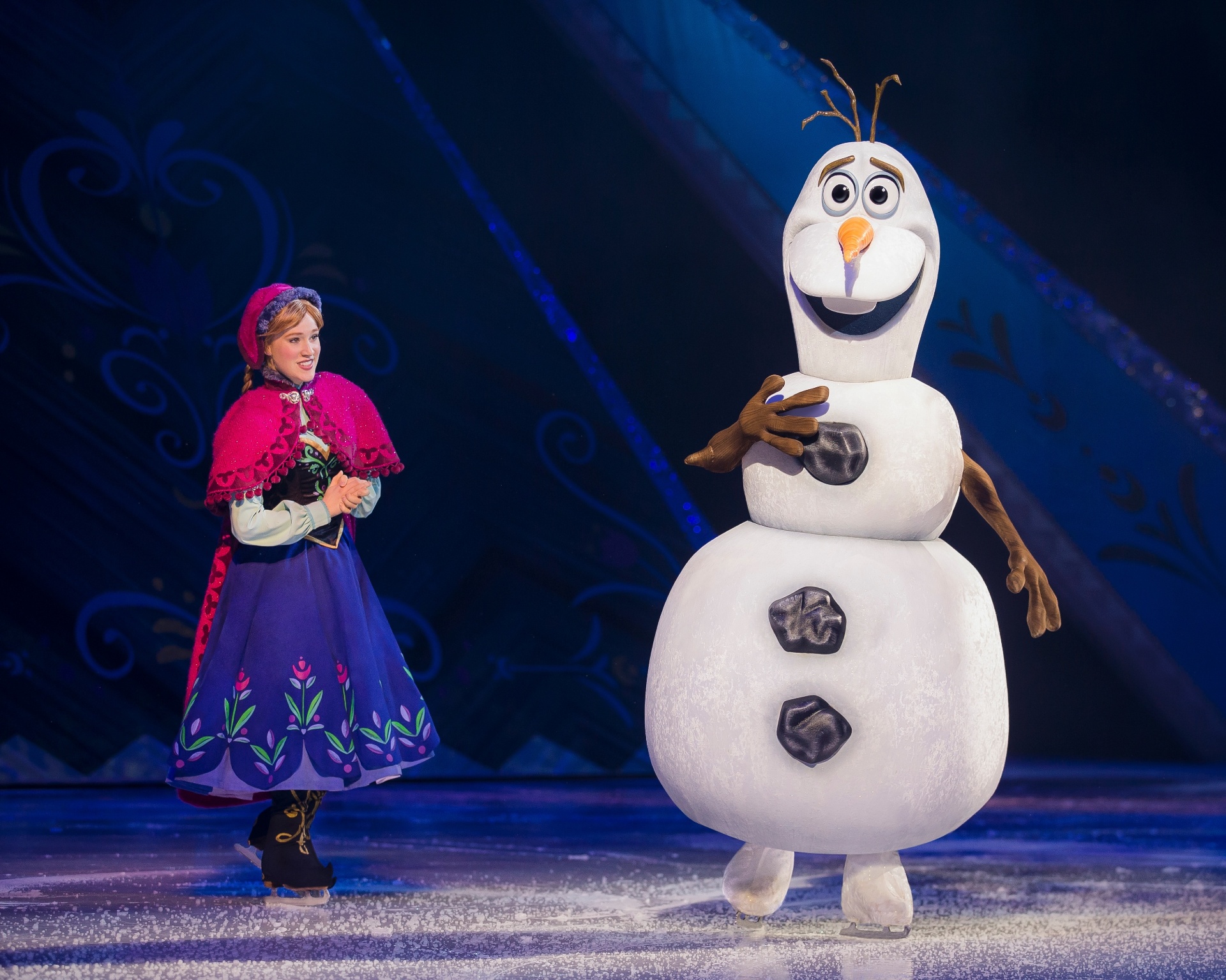 As princesas Ariel, Bela, Cinderela, Rapunzel, Tiana, Jasmine, Aurora e Branca de Neve dividem o palco com os personagens de "Frozen" Anna, Elsa e o boneco de neve Olaf no espetáculo "Disney On Ice - Mundos Fantásticos", que tem apresentações de 27 de abril a 8 de maio de 2016, no Ginásio do Ibirapuera (rua Manoel da Nóbrega, 1361), em São Paulo - Copyright Feld Entertainment