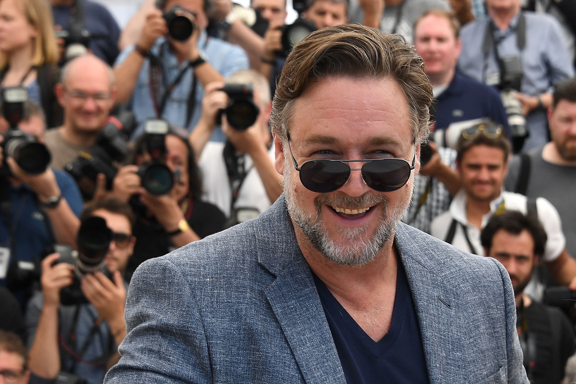 15.mai.2016- Russell Crowe chega ssoridente para divulgar a comédia "Dois Caras Legais" no 69º Festival de Cannes - REUTERS/Yves Herman