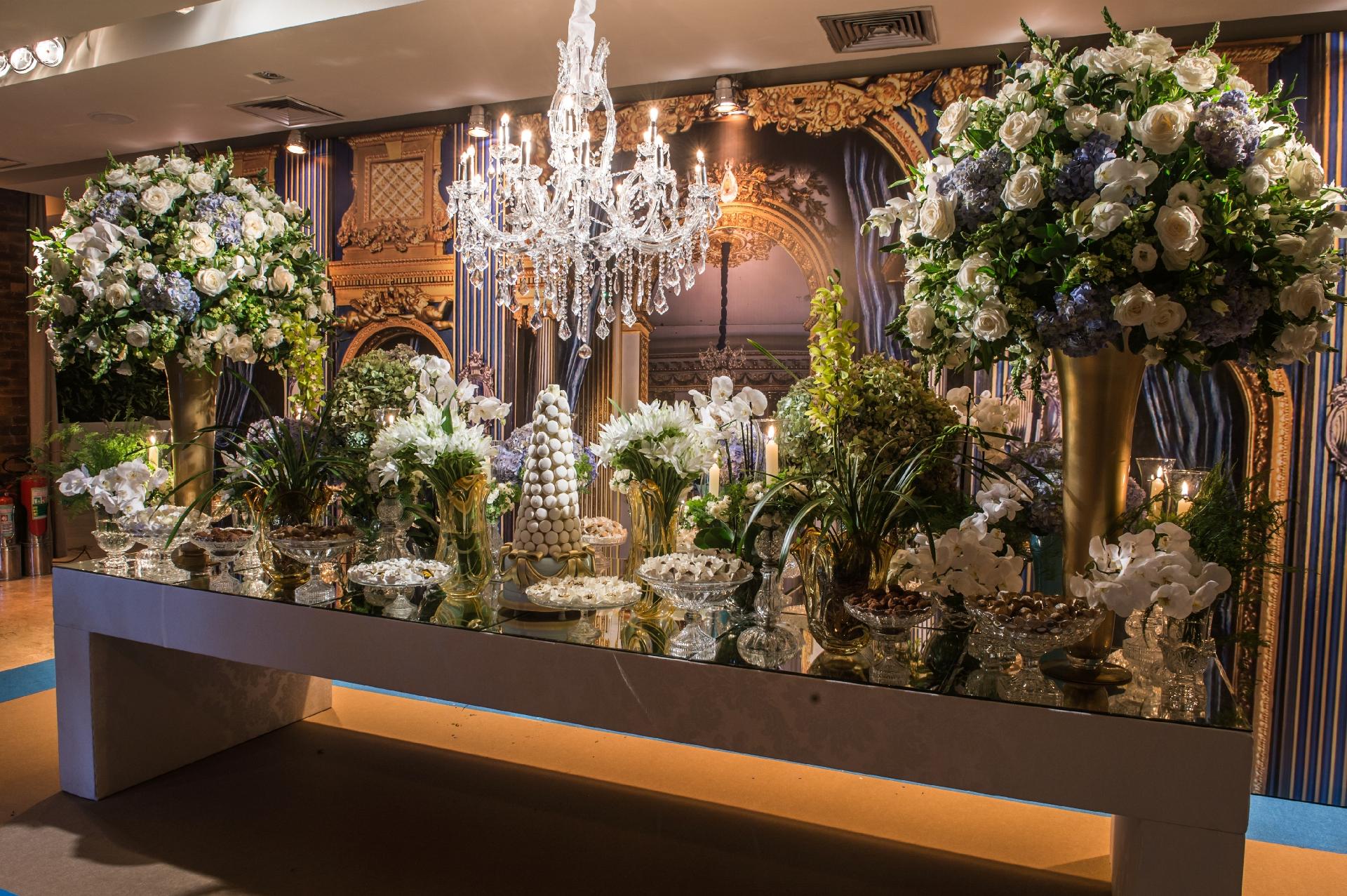 Quem disse que festa temática é coisa de criança? Romântica, uma adolescente que celebrava 15 anos fez questão que sua festa fosse inspirada no filme Cinderela. Para receber os 350 convidados, o decorador Fabio Mattar Puppi, da 1-18 Project (www.118project.com), ficou responsável por transformar o salão da Casa Petra (www.casapetra.com.br) em um baile - Lan Rodrigues