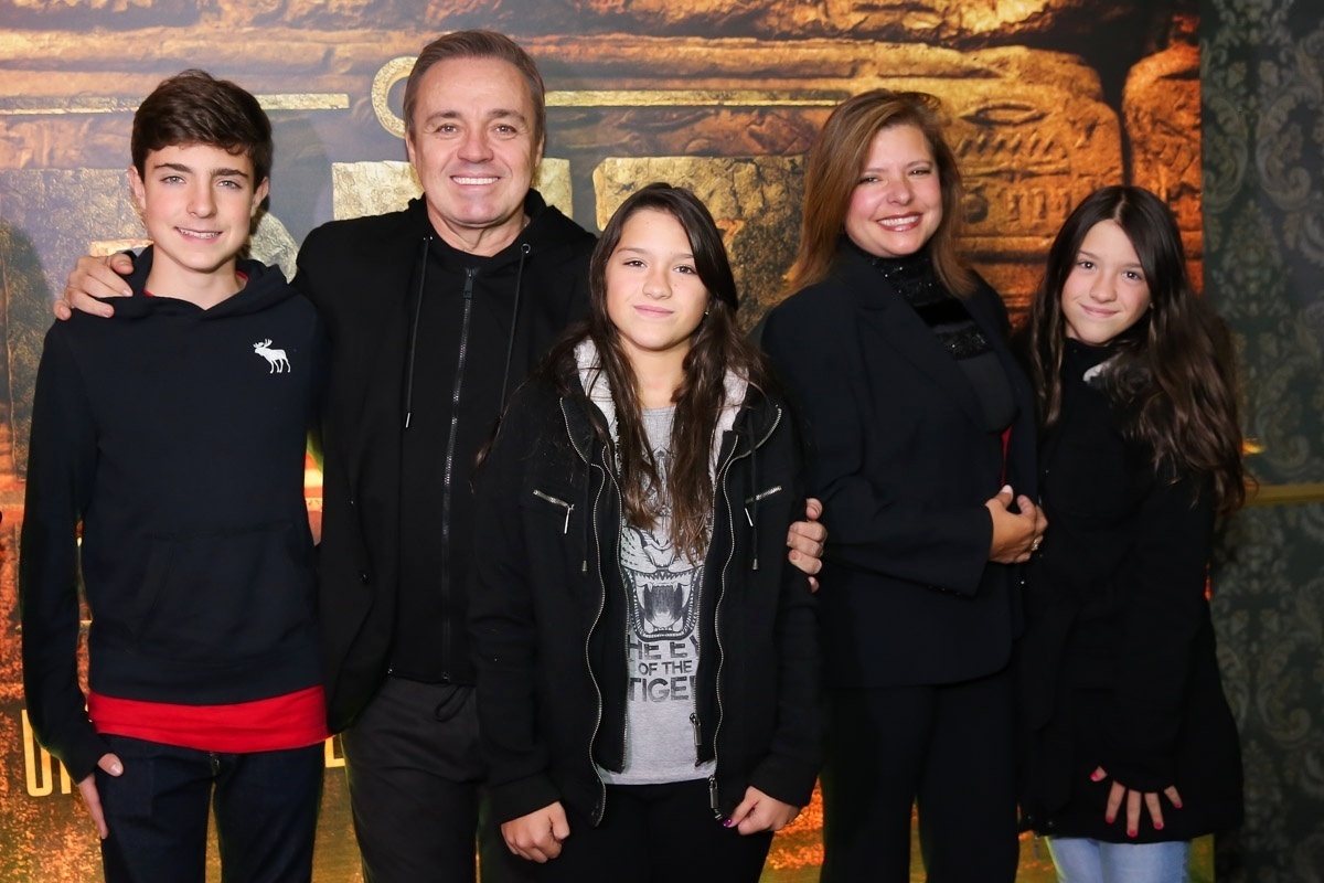 20.jun.2016 - O apresentador Gugu Liberato leva a família à pré-estreia do musical "Os Dez Mandamentos" no Teatro Procópio Ferreira em São Paulo - Manuela Scarpa e Rafael Cusato/Brazil News