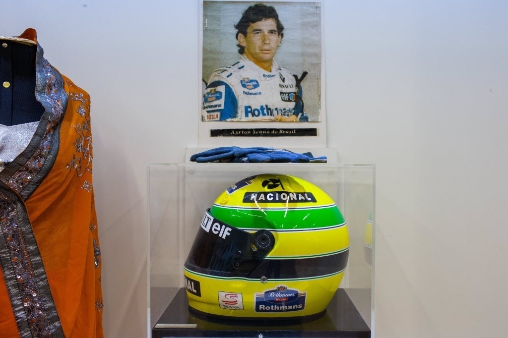 Luvas e réplica do capacete do Piloto Ayrton Senna na Sala das Promessas - Roosevelt Cássio/UOL