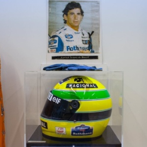 Ayrton Senna tem réplica de capacete e luvas expostos na Sala das Promessas; lugar é o segundo ponto mais visitado do Santuário de Aparecida - Roosevelt Cássio/UOL - Roosevelt Cássio/UOL
