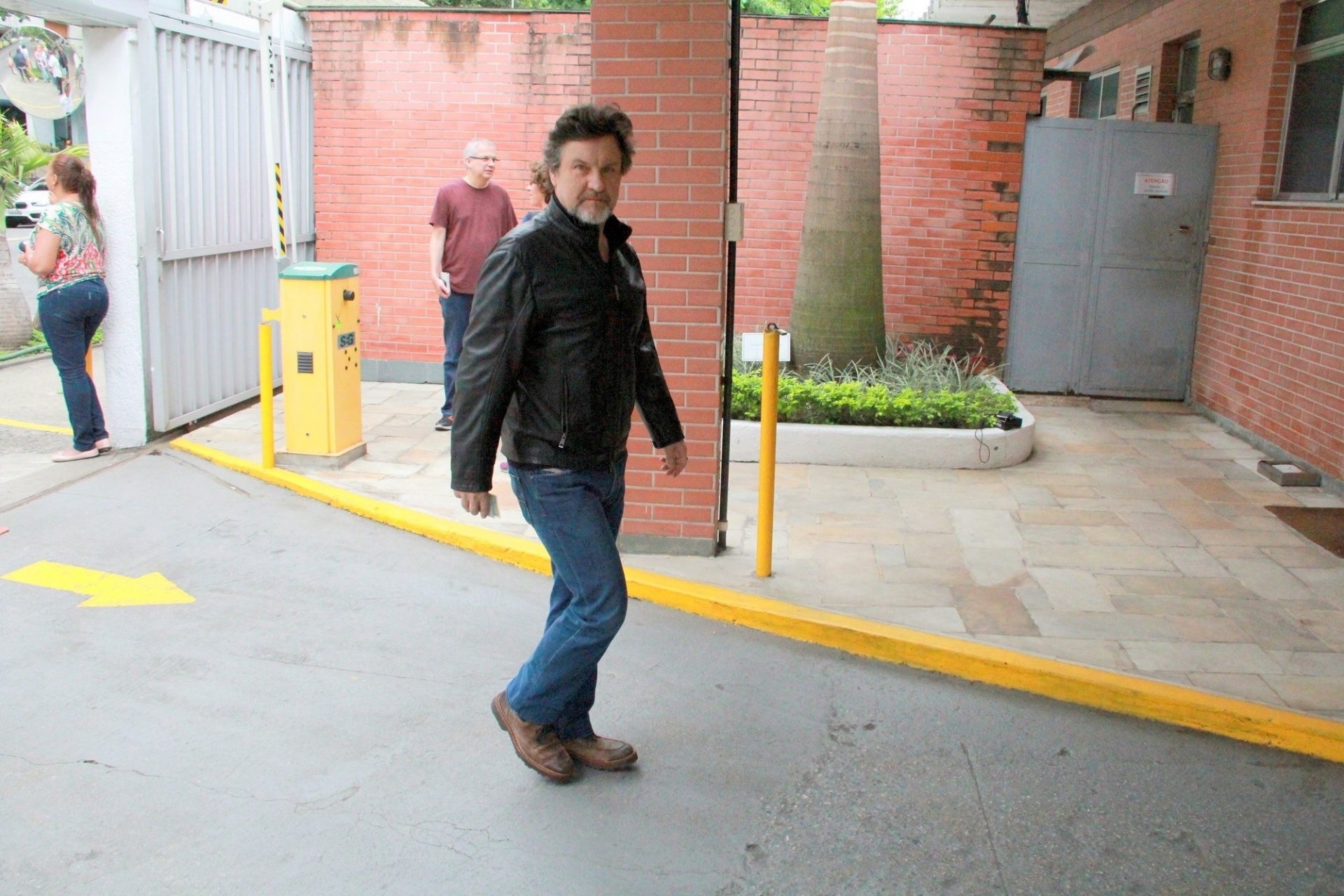 30.out.2016 - Antônio Calloni vai ao Leblon, zona sul do Rio, votar no segundo turno das eleições municipais - JC Pereira/AgNews