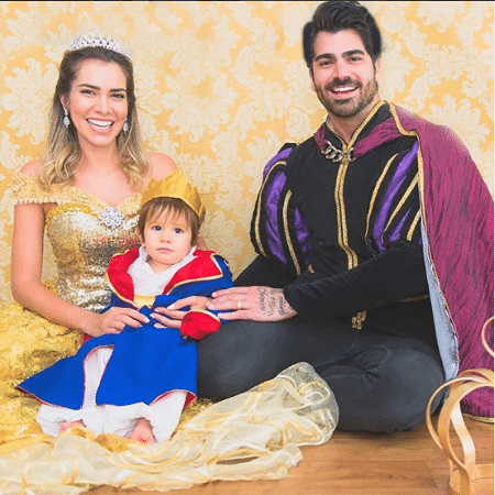Os ex-BBBs se vestiram como uma família real para avisar no Instagram que a festa do filho está chegando - Reprodução/Instagram