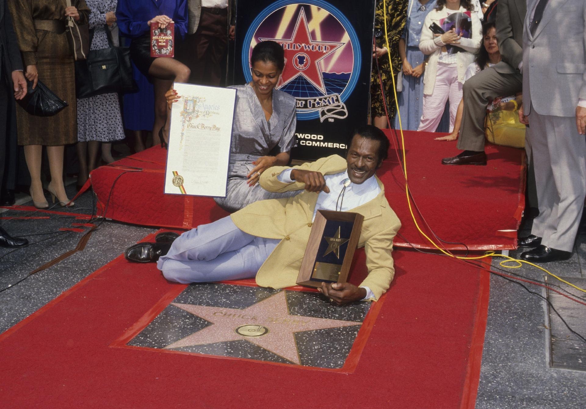 8.out.1987 - Ao lado da filha Ingrid Berry Clay, Chuck Berry inaugura sua estrela na Calçada da Fama, em Hollywood, Califórnia - Ron Galella, Ltd./WireImage