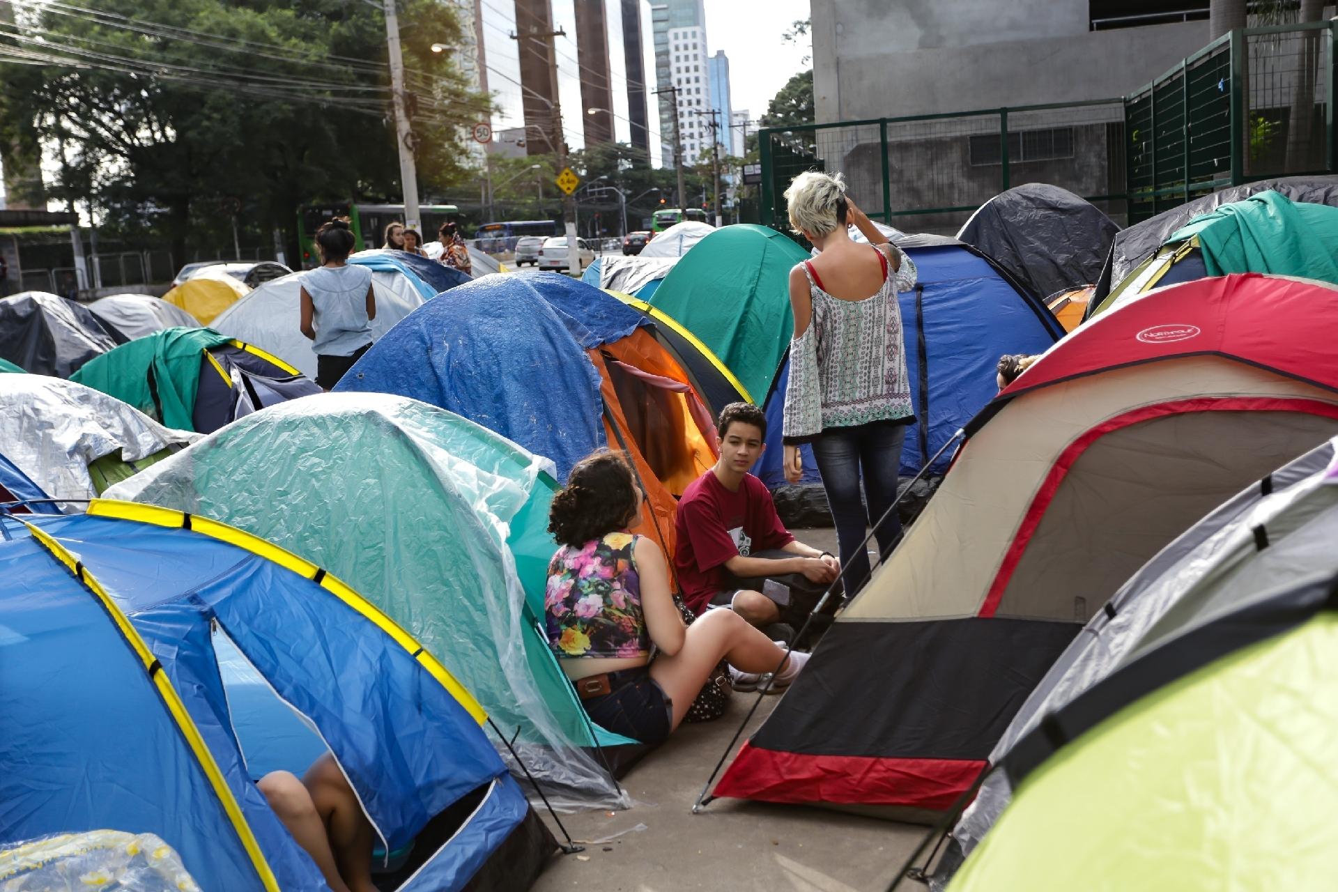 Fãs acampam em frente ao Allianz Parque, em São Paulo, onde Justin Bieber se apresenta nos dias 1 e 2 de abril - NEWTON MENEZES/FUTURA PRESS/ESTADÃO CONTEÚDO