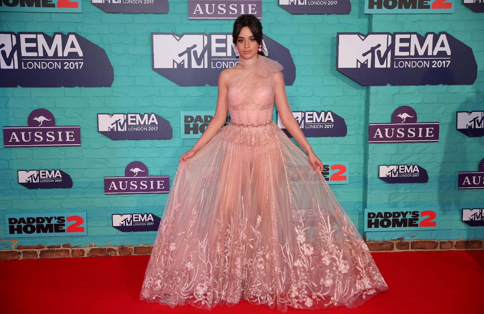 Ex-Fifth Harmony, Camila Cabello apostou na transparência de seu vestido rosa de "debutante" no tapete vermelho do EMA (Europe Music Awards), premiação da MTV realizada na arena de Wembley, em Londres - Hannah McKay/Reuters