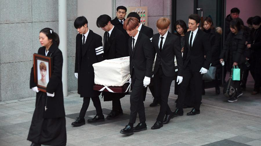 Com a irmã caminhando à frente, caixão de Jonghyun é carregado por membros do SHINee -  Jung Yeon-Je/AFP