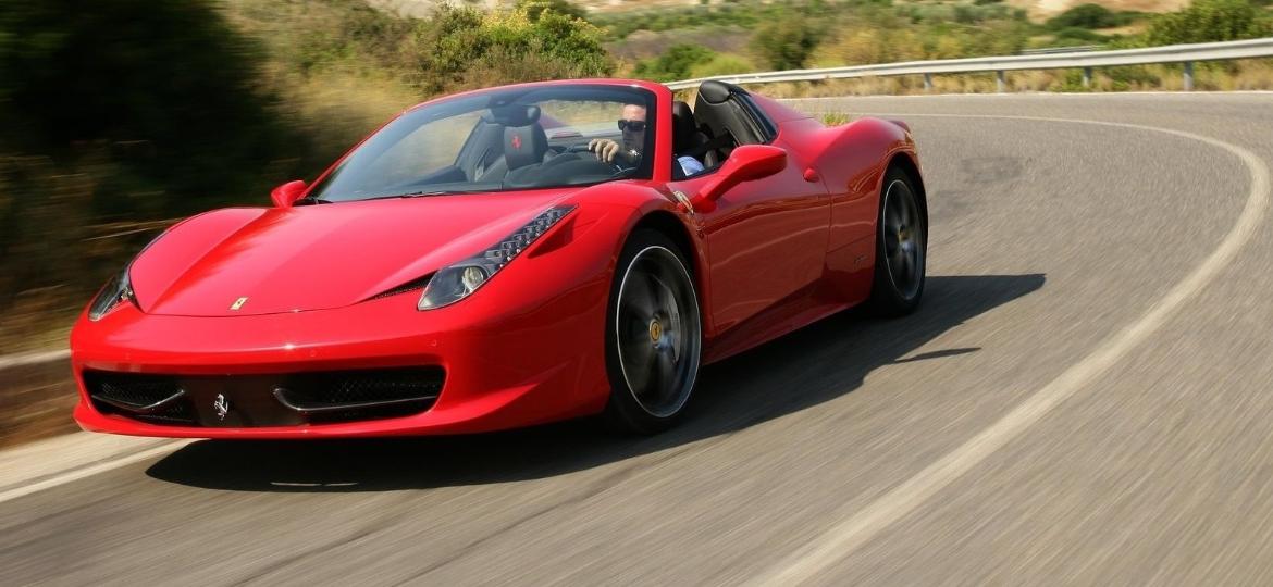 Ferrari conversível de 2012 não recolhe o IPVA desde 2017; portanto, está com o licenciamento vencido. Dívida passa de R$ 315 mil, incluindo multa e juros - Divulgação