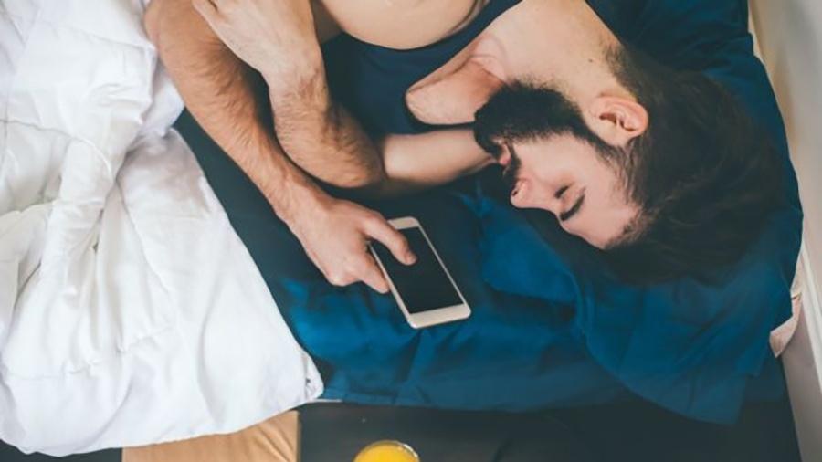 Dormir com o celular pode ser perigoso - iStock