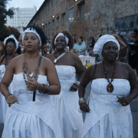Integrantes de movimentos contra o racismo fazem marcha como parte dos 21 Dias de Ativismo Contra o Racismo, na Zona Portuária do Rio de Janeiro - Fernando Frazão/Agência Brasil