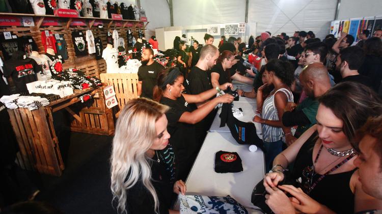 Loja oficial do Lollapalooza ficou lotada no primeiro dia de festival - Ricardo Matsukawa/UOL - Ricardo Matsukawa/UOL