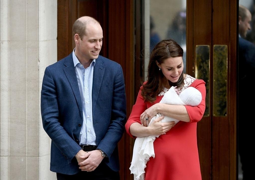 Ao lado do príncipe William, Kate Middleton paparica o terceiro filho - Getty Images