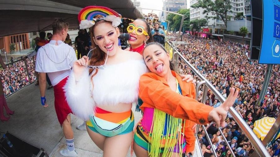 Ana Clara com Anitta e yma amiga na  Parada  LGBTQ - Reprodução/Instagram