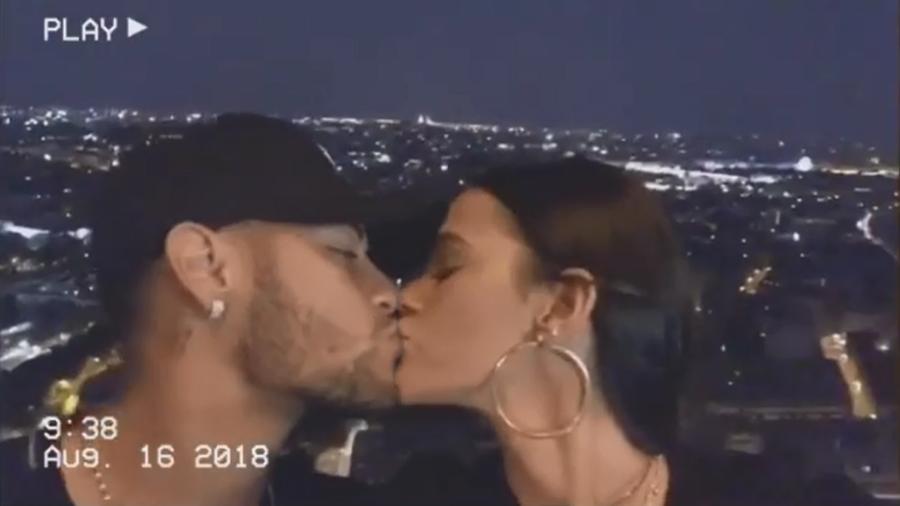 Neymar e Bruna Marquezine se beijam durante passeio romântico na Torre Eiffel, em Paris - Reprodução/Instagram/brumarquezine