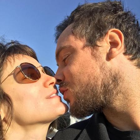 Sergio Guizé e Bianca Bin aparecem aos beijos em foto publicada pelo ator - Reprodução/Instagram