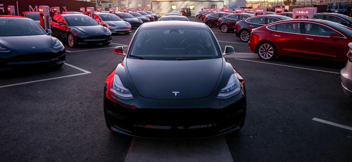 Tesla Model 3 será o carro mais simples da marca, que também tem o Model S (sedã) e Model X (SUV) - Divulgação