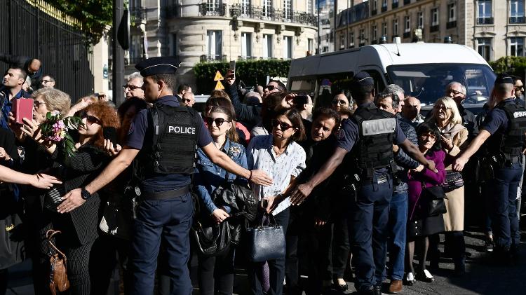 Fãs prestam última homenagem a Charles Aznavour em Paris, durante funeral do cantor - PHILIPPE LOPEZ/AFP - PHILIPPE LOPEZ/AFP