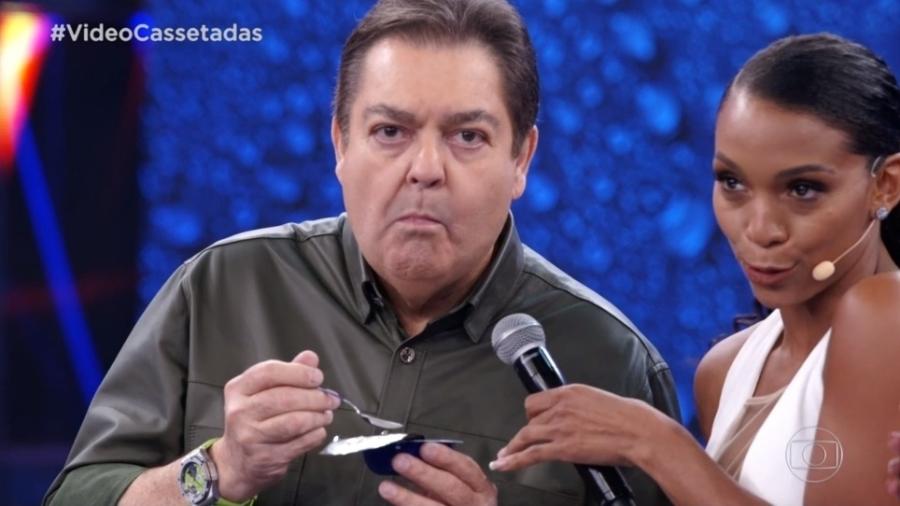 Faustão toma iogurte no "Domingão do Faustão" - Reprodução/TV Globo