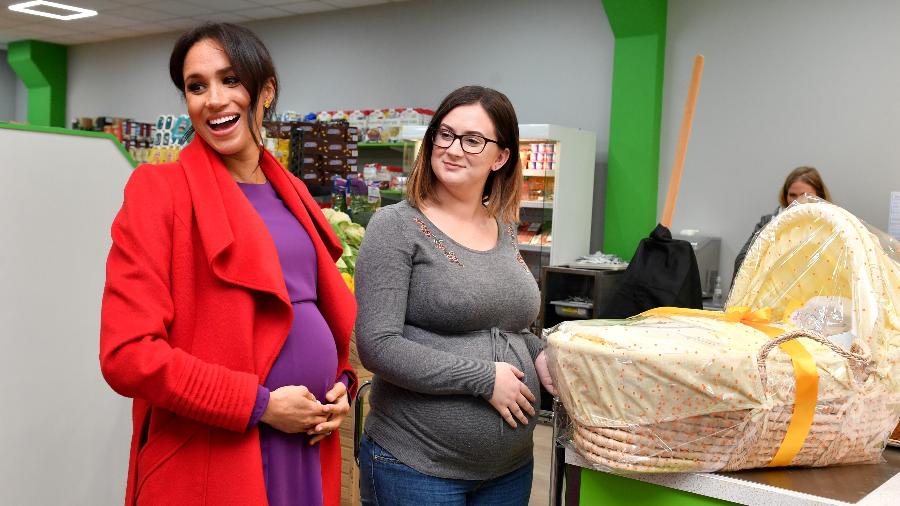 Meghan "compara" sua barriga de grávida à de uma mulher, também gestante, em Birkenhead, na Inglaterra - Reuters