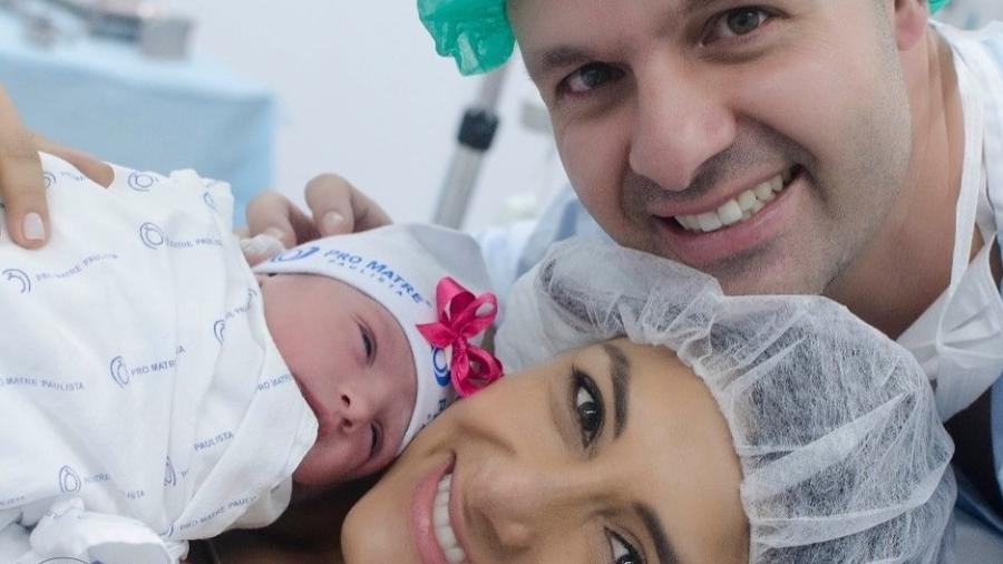 Carolina Aguaidas posa ao ao lado da filha recém-nascidqa, Isabela, e do marido, Gustavo Berton - Reprodução/Instagram