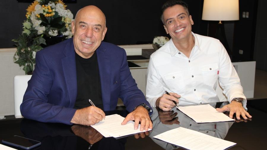 Leo Dias acerta contrato com a RedeTV!; na foto, o jornalista aparece com o presidente da emissora, Amilcare Dallevo Jr. - Divulgação/RedeTV!