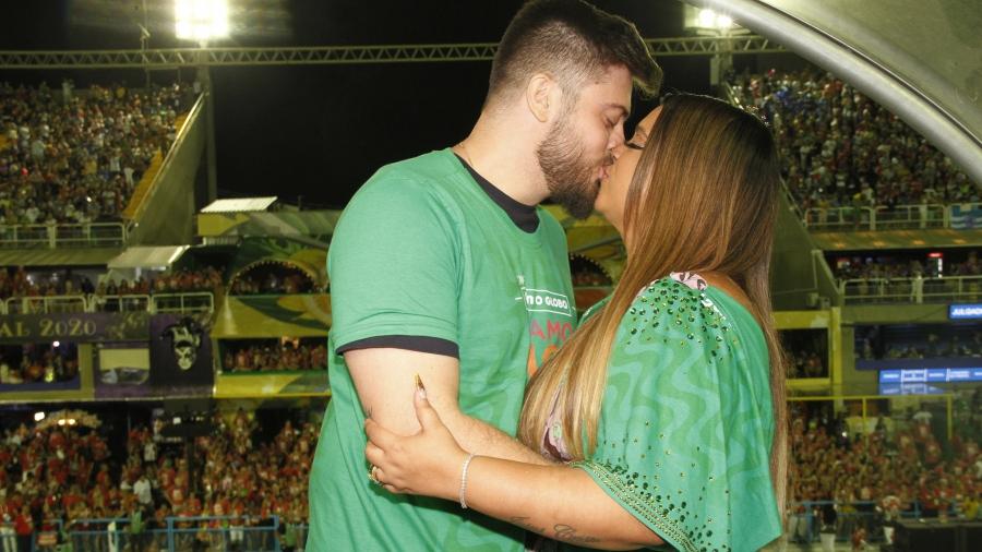 Preta Gil beija o marido, Rodrigo Godoy, na Sapucaí - GRAÇA PAES/ AGNEWS