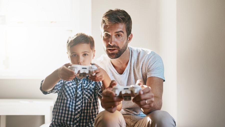 Seja jogando online com a galera ou em dupla no sofá de casa, os games podem ajudar durante a quarentena - PeopleImages/Getty Images