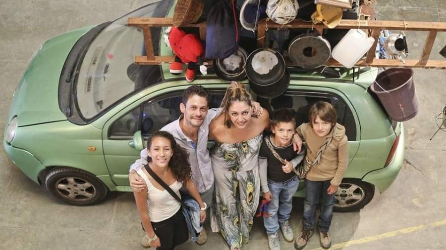 Ninibe, Leo e os filhos ao lado do carro, um Chery QQ, durante a exposição "Tradução Provisória", em 2016, que reuniu trabalhos de artistas refugiados no Rio  - Arquivo Pessoal 