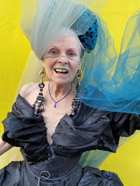 Após posar para o Instagram, Vivienne Westwood também modelou a sua nova coleção - Divulgação