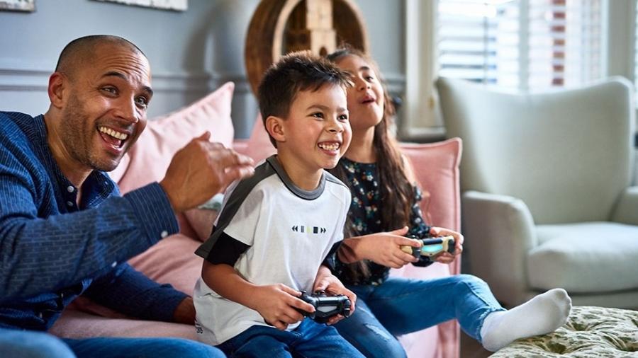 Pais e filhos gamers - DigitalVision/Getty Images