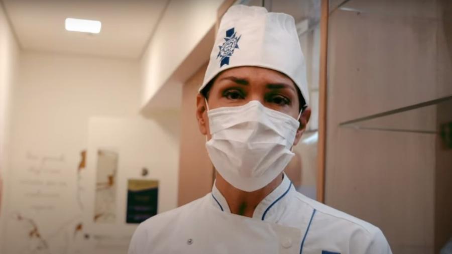 Carolina Ferraz usando uniforme da chef de cozinha - Reprodução YouTube