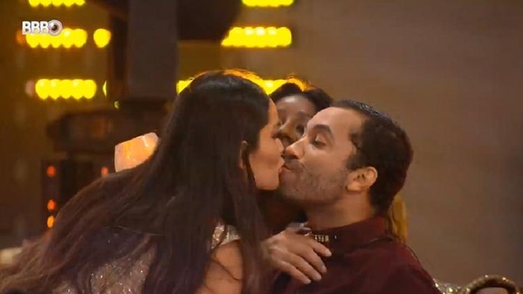 BBB 21: Juliette e Gil dão selinho durante festa - Reprodução/Globoplay - Reprodução/Globoplay